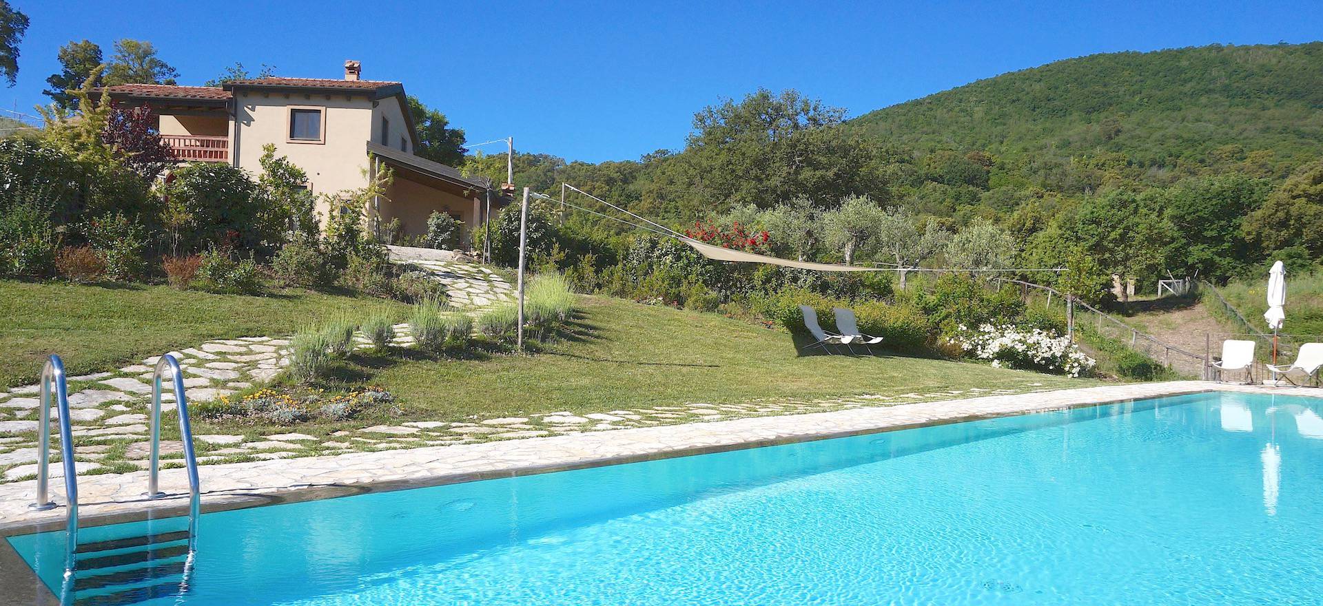 Agriturismo met luxe huizen op een heuvel in Toscane